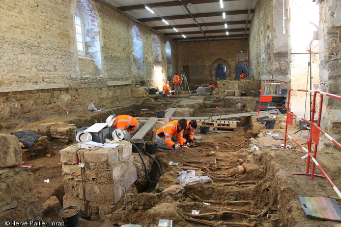 Fouille des sépultures dans la salle capitulaire, espace réservé aux inhumations des frères dominicains, couvent des Jacobins, Rennes (Ille-et-Vilaine), 2013. 