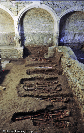 Rangée de sépultures en face d'un enfeu, couvent des Jacobins, Rennes (Ille-et-Vilaine), 2013.