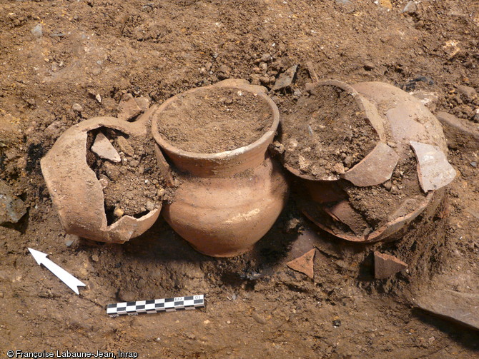 Pots à offrandes en place dans une tombe, céramique, XVe s., couvent des Jacobins, Rennes (Ille-et-Vilaine), 2013.