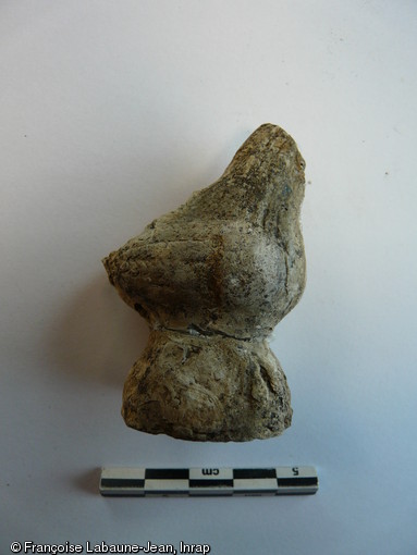Fragment de statuette en terre blanche en forme d'oiseau, terre cuite, Ier-IIe s. de notre ère, couvent des Jacobins, Rennes (Ille-et-Vilaine), 2013.