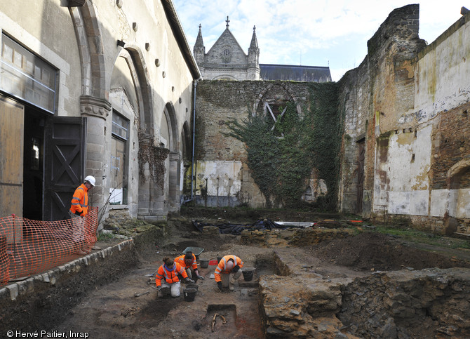 Fouille dans l'ancien collatéral de l'église du couvent des Jacobins, resté à ciel ouvert depuis l'incendie de 1821, Rennes (Ille-et-Vilaine), 2013.