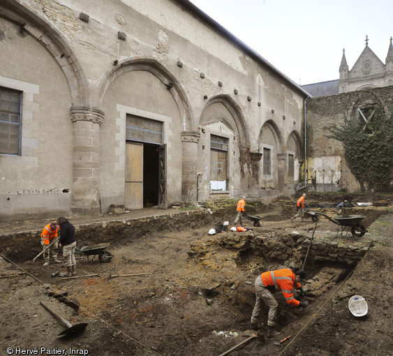 Fouille dans l'ancien collatéral de l'église du couvent des Jacobins, resté à ciel ouvert depuis l'incendie de 1821, Rennes (Ille-et-Vilaine), 2013.