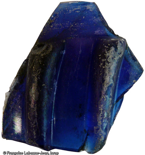 Fragment de coupe antique côtelée en verre de teinte bleu cobalt, Ier s. de notre ère, couvent des Jacobins, Rennes (Ille-et-Vilaine), 2013.