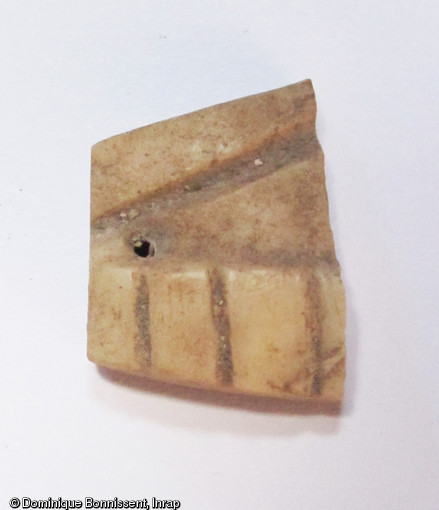 Fragment de dentier, élément d'incrustation de statuette (hauteur 19 mm), village précolombien de Pointe du Canonnier (Saint-Martin), VIIe-Xes., 2012.