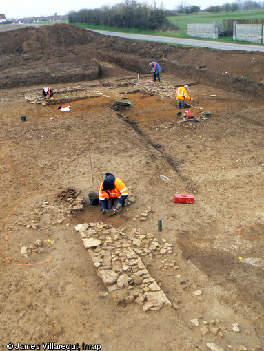 Bâtiments des XIIIe et XIVe s. en cours de fouille, Moult (Calvados), 2013.Ces édifices construits sur solins de pierre constituent l'habitat d'un domaine rural médiéval.