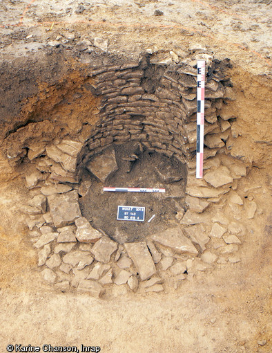 Vue en coupe d'un puits des XIIIe-XIVe s., Moult (Calvados), 2013.Le site a révélé un domaine rural médiéval, formé par un habitat et des structures à vocation agricole.