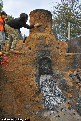 Reconstitution d'un four de réduction du minerai de fer, La Milesse (Sarthe), 2012.