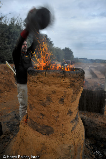 Reconstitution d'un four de réduction de minerai de fer, La Milesse (Sarthe), 2012.  