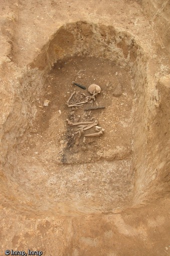 Vue générale de la sépulture de l'amputé de Buthiers-Boulancourt (Seine-et-Marne), datée entre 4900 et 4700 avant notre ère et fouillée en 2005.  Une hache en schiste et un grand pic en silex accompagnent le défunt. Aux pieds de ce dernier reposent les ossements d'un animal domestique très mal conservés.