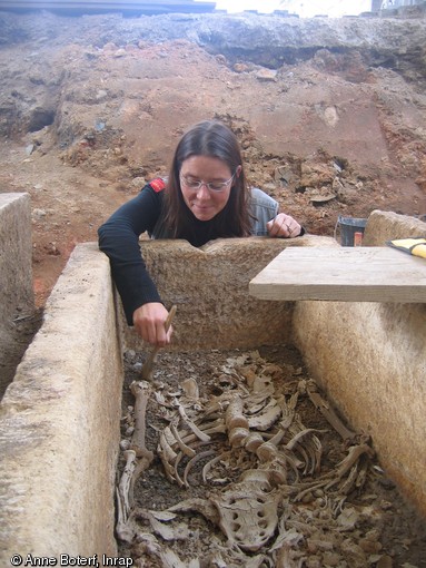 Nettoyage des restes osseux de l'individu inhumé dans le sarcophage 16, ancienne église Saint-Maurille, place du Ralliement, Angers (Maine-et-Loire), 2008.