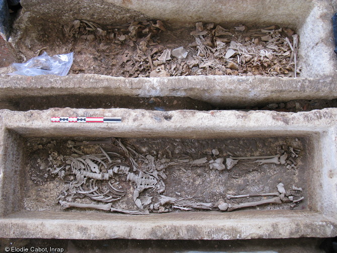 Vue verticale d'un sarcophage du haut Moyen Âge mis au jour dans l'ancienne église Saint-Maurille, place du Ralliement à Angers (Maine-et-Loire), 2008.Le sarcophage, le n°16, abrite les restes osseux complets et en connexion d'un jeune adulte. La taille du sarcophage et son emplacement, dans la nef de l'église, permettent de supposer que l'inhumé était un personnage de l'élite urbaine.