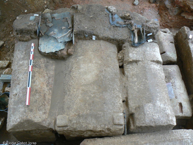 Sépultures en coffre (dalles de schiste), haut Moyen Âge, ancienne église Saint-Maurille, place du Ralliement, Angers (Maine-et-Loire), 2008.Quinze sépultures de ce type ont été révélées par la fouille.