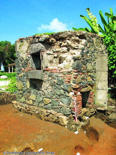 Four de l'habitation-caféière Éveillard à Diavet-Bellevue (Guadeloupe), utilisé jusqu'au XXe s. Fouille de 2011.