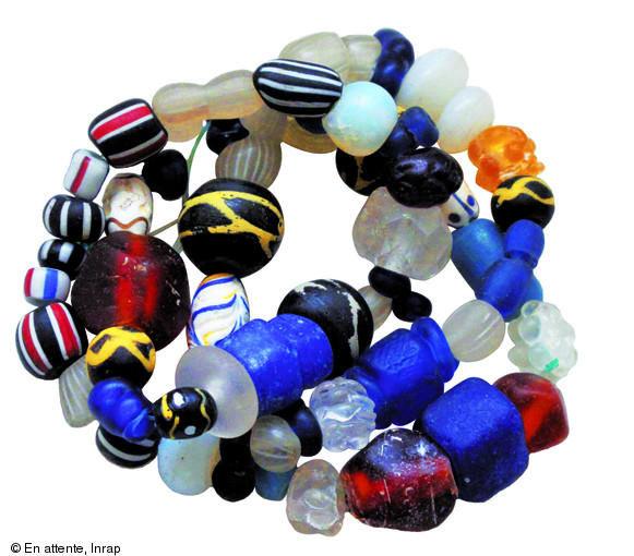 Perles en verre, opaline, ambre et quartz servant de monnaie d'échange entre les populations européennes, amérindiennes et africaines.