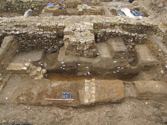 Vestiges du cloître et mur antique, de la fouille rue Saint-Faron, Meaux (Seine-et-Marne), 2013. 