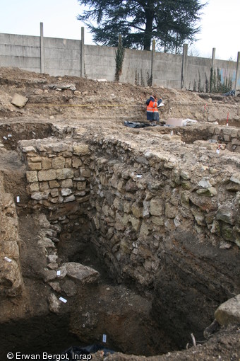 Mur est du cloître du XVIIe découvert rue Saint-Faron, à Meaux (Seine-et-Marne), 2013.  La fouille livre de nouveaux vestiges du quartier antique et les fondations de l’ancienne abbaye, détruite après la Révolution française. 