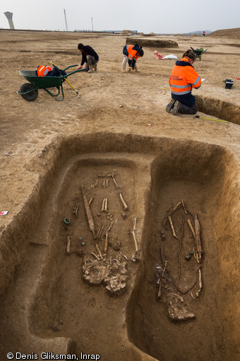 Deux sépultures masculines avec épée, IVe s. avant notre ère, Buchères (Aube), 2013.La sépulture à gauche de la photo contient deux sujets inhumés simultanément.