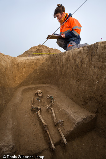 Relevé d'une sépulture du IVe s. avant notre ère, Buchères (Aube), 2013.