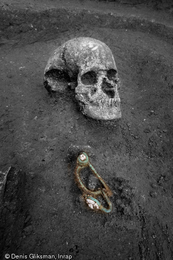 Crâne d'un individu inhumé dans la nécropole guerrière de Buchères (Aube), et fibule à décor de corail, IVe s. avant notre ère, 2013.