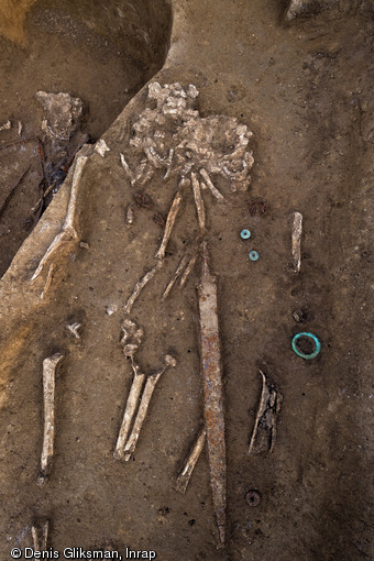 Sépulture abritant deux inhumations et contenant une épée, IVe s. avant notre ère, Buchères (Aube), 2013.