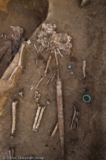 Sépulture abritant deux inhumations et contenant une épée, IVe s. avant notre ère, Buchères (Aube), 2013.