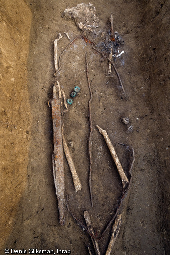Détail d'une épée et d'un bouclier dont il ne reste que la gouttière périphérique, ou orle , et le renfort central, IVe s. avant notre ère, Buchères (Aube), 2013.