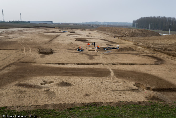 Enclos funéraires quadrangulaires et circulaires de l'âge du Bronze, antérieurs aux inhumations gauloises, Buchères (Aube), 2013. Les sépultures que ces enclos abritaient ont aujourd'hui disparu.