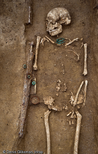 Inhumation du IVe s. avant notre ère, Buchères (Aube), 2013.Sont ici particulièrement visibles l'épée, le ceinturon et son système de suspension déposé en travers de la lame et du fourreau.