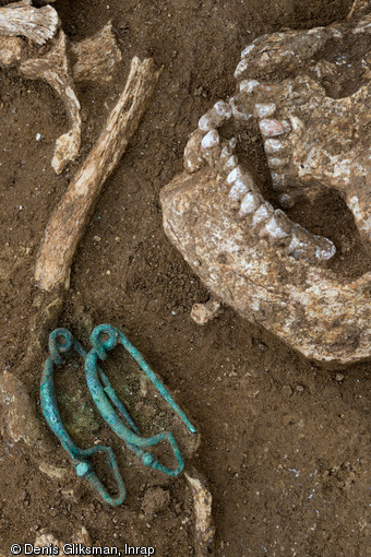Détail des fibules déposées au niveau du cou d'un sujet masculin, IVe s. avant notre ère, Buchères (Aube), 2013.