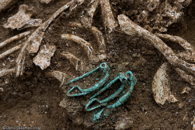 Vue de détail de trois fibules mises au jour dans une sépulture féminine du IVe s. avant notre ère à Buchères (Aube), 2013.