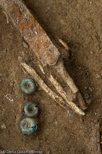 Détail des anneaux de suspension d'une épée et de la poignée, sépulture du IVe s. avant notre ère, Buchères (Aube), 2013.  