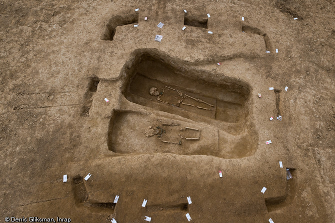 Enclos quadrangulaire délimitant deux inhumations différées dans le temps et se recoupant, la plus ancienne étant la moins profonde, Buchères (Aube), 2013.