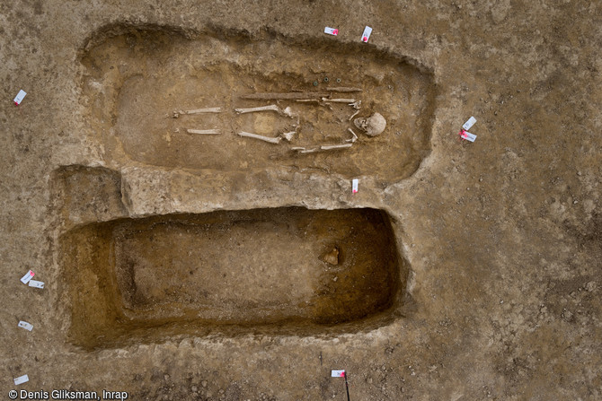 Deux sépultures juxtaposées, IVe s. avant notre ère, Buchères (Aube), 2013.La tombe du bas de la photo n'a pas été fouillée, on voit apparaitre les ossements du crâne sur la droite et la trace noire délimite le contour du coffre qui contenait le défunt.
