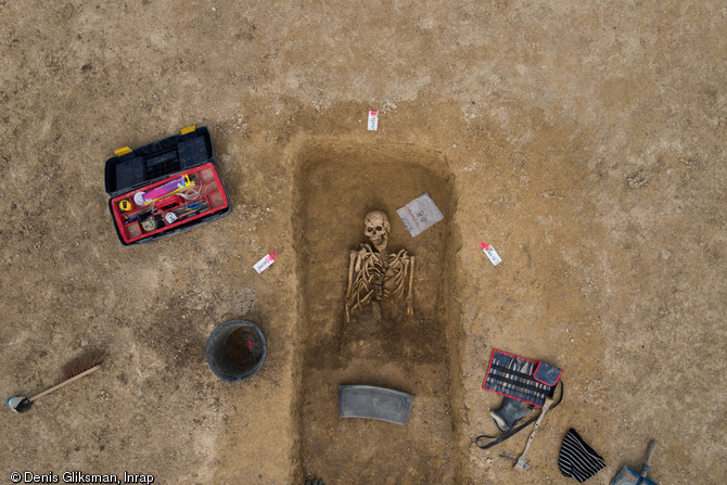 Vue zénithale d'une sépulture du IVe s. avant notre ère en cours de fouille, Buchères (Aube), 2013.