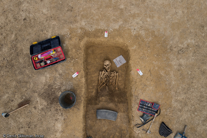 Vue zénithale d'une sépulture du IVe s. avant notre ère en cours de fouille, Buchères (Aube), 2013.
