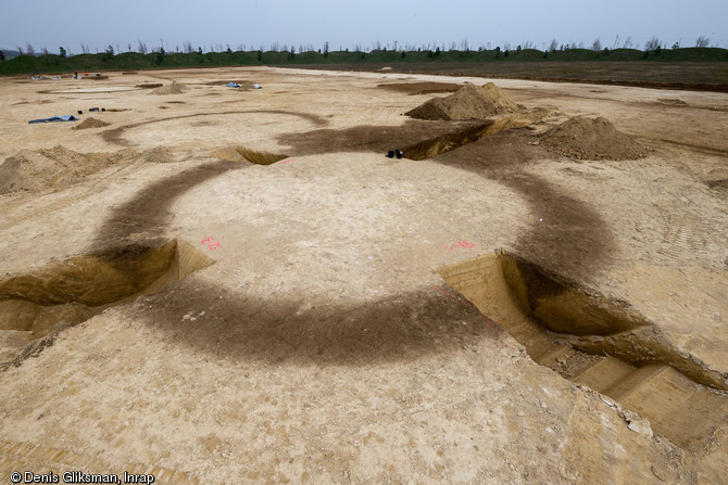 Quatre sondages réalisés dans un enclos circulaire de l'âge du Bronze, Buchères (Aube), 2013.