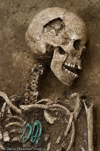 Femme inhumée avec trois fibules, IVe s. avant notre ère, Buchères (Aube), 2013.