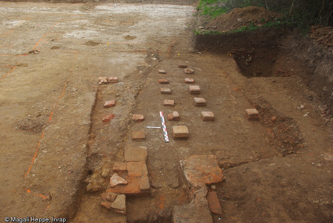 Hypocauste assurant le chauffage d'une des pièces de la villa gallo-romaine d'Isigny-sur-Mer (Calvados), 2013.Certaines pilettes de ce système de chauffage par le sol sont encore en place.