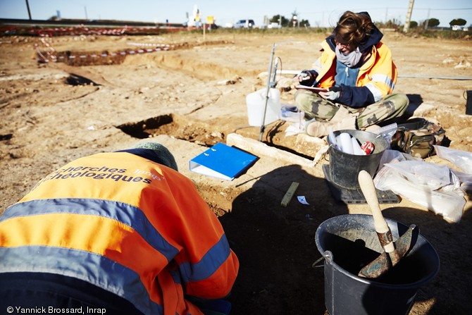 Relevés de sépultures du cimetière du village de Saint-Gilles-de-Missignac, haut Moyen Âge, Aimargues (Gard), 2012.