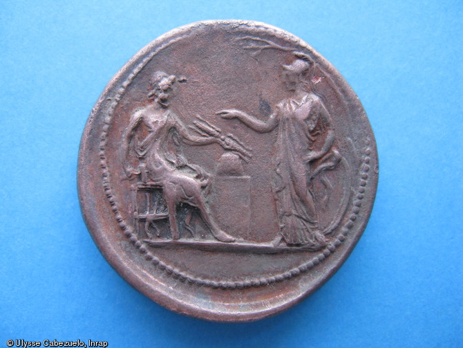Monnaie déposée au fond d'un puits du sanctuaire gallo-romain mis au jour à Montluçon (Allier) en 2010.La pièce, frappée sous le règne d'Antonin le Pieux (138-161), fait partie d'un dépôt volontaire qui marque l'abandon et la condamnation du puits.