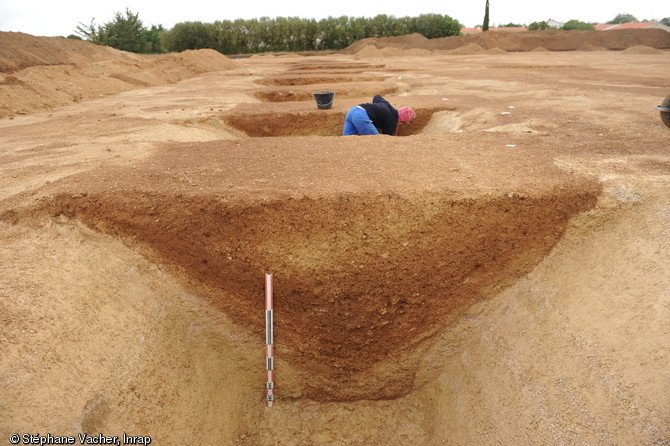 Coupe du fossé externe de l'établissement gaulois d'Andilly (Charente-Maritime), IIe-Ier s. avant notre ère, 2012. Deux enclos fossoyés imbriqués, séparés par un talus, formaient un espace fortifié couvrant 5000 m2.