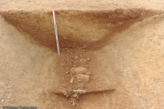 Coupe stratigraphique réalisée dans un fossé d'une ferme gauloise à Andilly (Charente-Maritime), IIe-Ier s. avant notre ère, 2012.