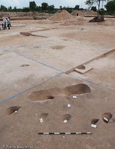 Bâtiments sur poteaux de l'habitat de Trapeang Ropou, Xe-XIVe s., Angkor (Cambodge), 2004.  Le programme archéologique mis en place intègre dans une approche globale les sanctuaires, leurs bâtiments annexes, les habitations, l’espace foncier et parcellaire sur une surface de 10 km2. 