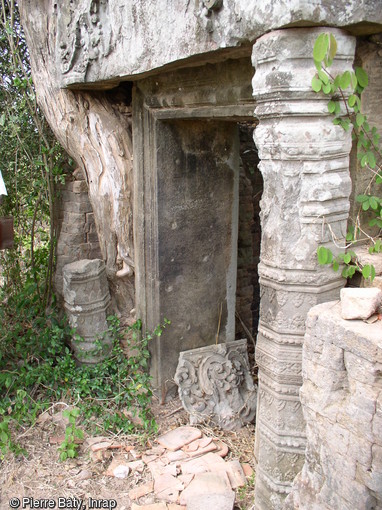 Porte du sanctuaire sud de Prasat Trapeang Ropou, seconde moitié du Xe s., Angkor (Cambodge), 2004.