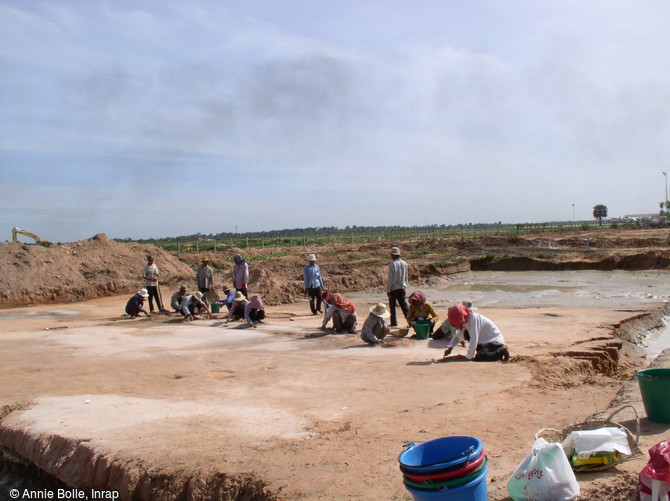 Fouille sur le tertre où se développe l'habitat de Trapeang Thlok, Xe-XIVe s., Angkor (Cambodge), 2004.  Ce mode d'implantation permet de protéger les maisons durant la mousson. 