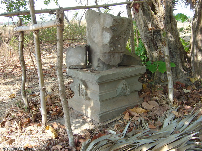 Piédestal de Kök Russeï, Angkor (Cambodge), 2004.