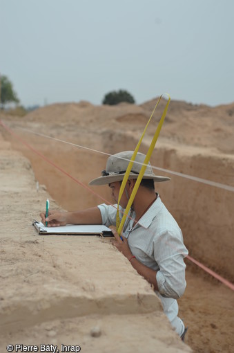 Relevé d'une coupe sur le site d'habitat de Trapeang Ropou, Xe-XIVe s., Angkor (Cambodge), 2004.