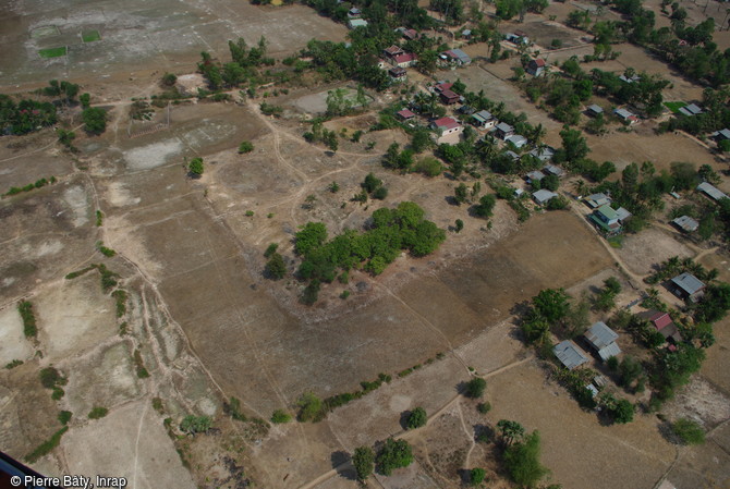 Vue aérienne du temple et des douves de Prasat Peï, Xe-XIIe s., Angkor (Cambodge), 2004. 