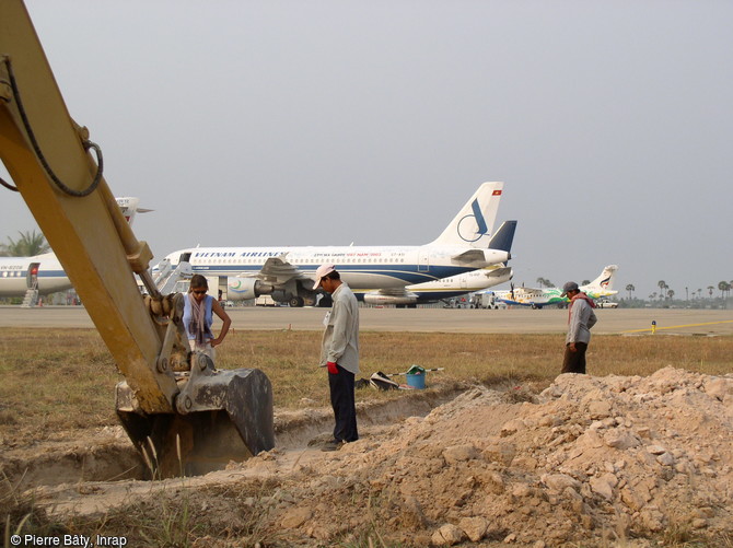 Diagnostic archéologique en cours à l'aéroport de Siem Reap à Angkor (Cambodge), 2004.  Une équipe d’archéologues, sous la direction de l’Inrap, réalise à Siem Reap la fouille de sites angkoriens datés de 950 à 1250 de notre ère. 