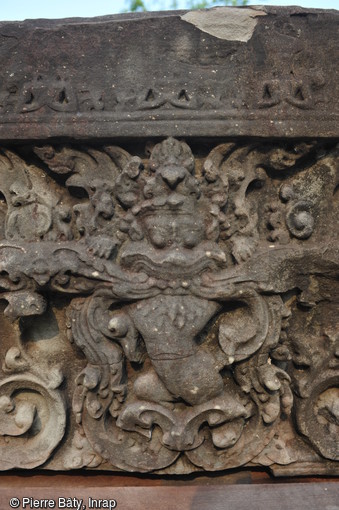 Vue de détail du motif central du linteau de la tour sud de Prasat Trapeang Ropou, Xe s., Angkor (Cambodge), 2004.